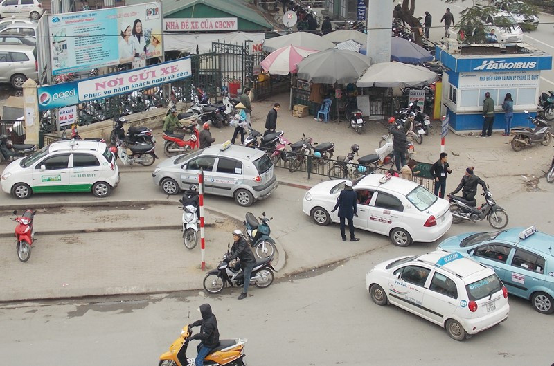 Hà Nội dừng cho taxi đón khách tại sân bay, ga tàu sau 1 ngày chấp thuận để phòng chống dịch.