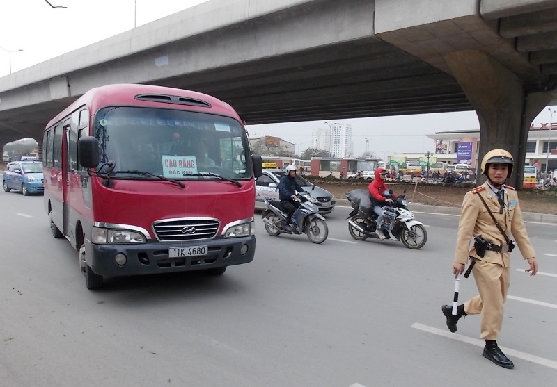 CSGT xử lý xe khách vi phạm trên đường Vành đai 3