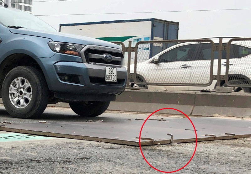 Đinh nhọn như bãi chông tại công trường sửa chữa tại đường Vành đai 3 trên cao ngày 23/3.