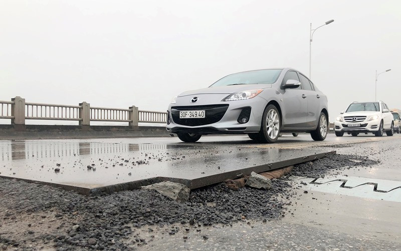 Rủi ro phương tiện lưu thông trên cầu Vĩnh Tuy những ngày mưa phùn