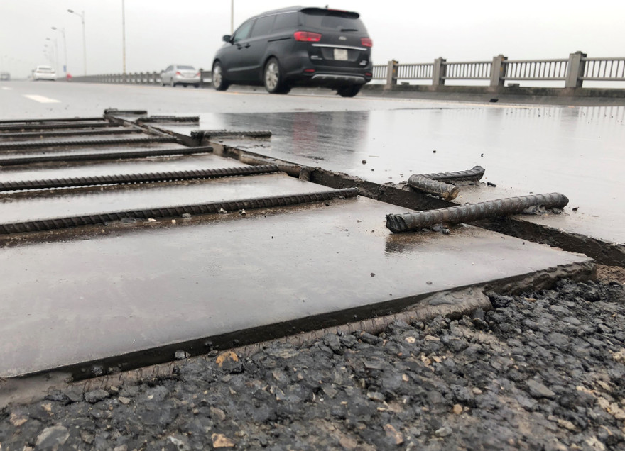 Tấm thép lắp cao hơn mặt đường, tua tủa các đinh gim đang như bẫy đối với người tham gia trên cầu Vĩnh Tuy, nhất là những hôm trời mưa.