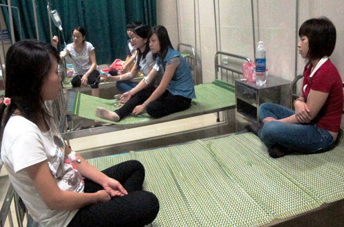 118 công nhân công ty phải nhập viện do ngộ độc thực phẩm. Ảnh: Trần Hiền.