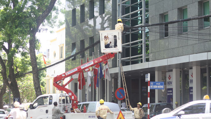Ra quân dọn “rác trời” ở phố Quang Trung