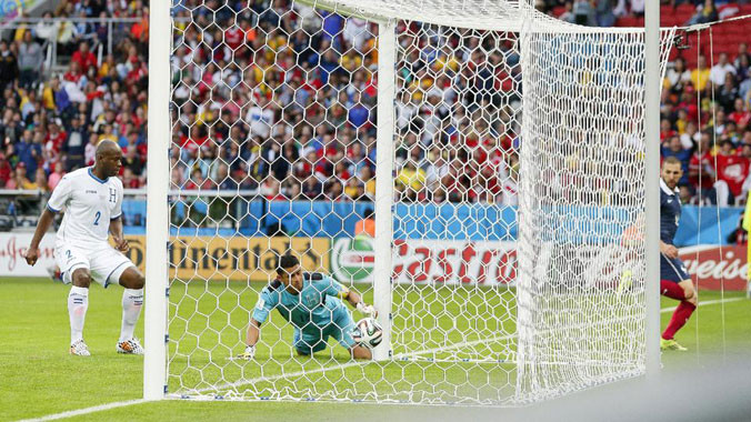 Dù hệ thống đã xác định có bàn thắng, nhưng cách thể hiện trên màn hình lớn của BTC lại gây hiểu lầm cho không ít người. ảnh: AP