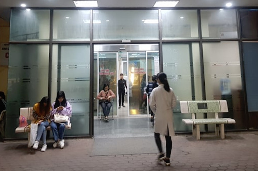 Nữ sinh được đưa vào viện cấp cứu.