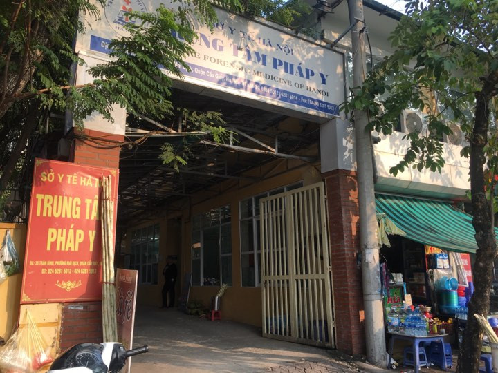 Chiều 21/11, gia đình nạn nhân tới Trung tâm pháp y để nhận dạng. Ảnh: Thanh Hà