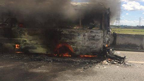 Ôtô cháy ngùn ngụt trên cao tốc Trung Lương.