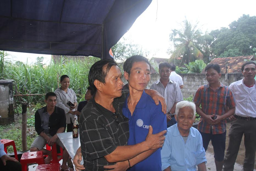 Thuyền viên Phan Xuân Phương (áo xanh) trở về bên gia đình.