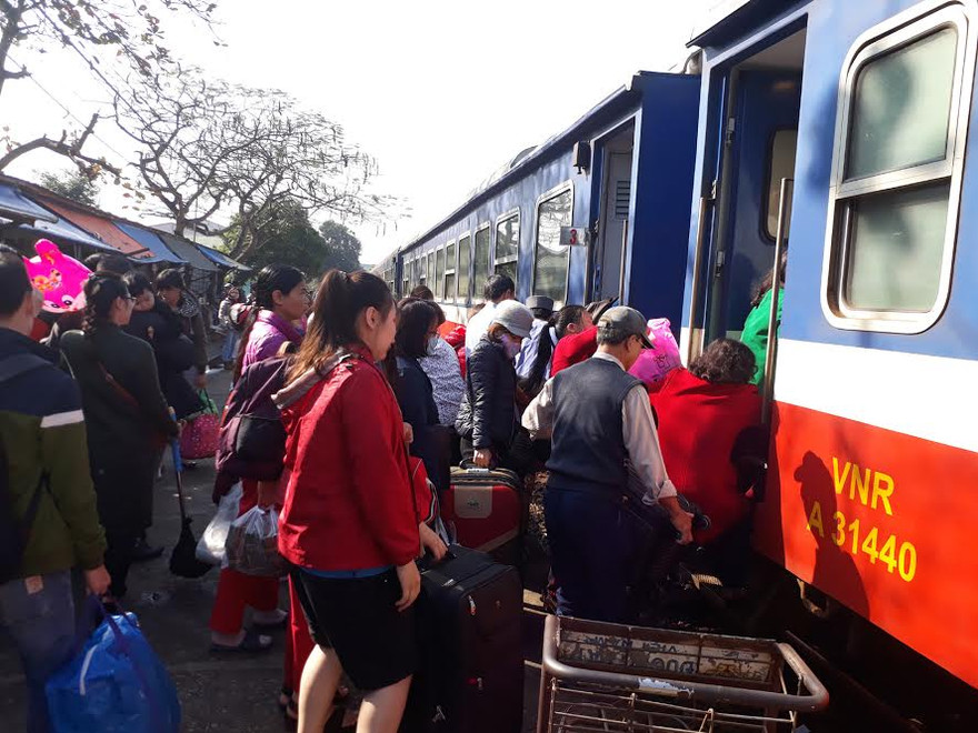 Khách đi tàu vẫn đông nườm nượp ngày 4/2.