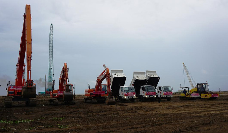 Các thiết bị, máy móc ra quân xây dựng 50 turbine gió (giai đoạn 1)