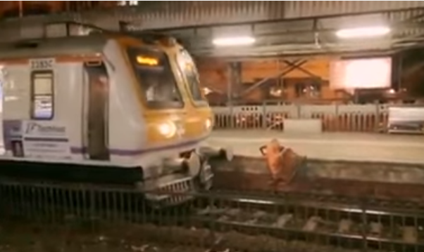 Khoảnh khắc người phụ nữ thoát chết trong gang tấc. Ảnh cắt từ video