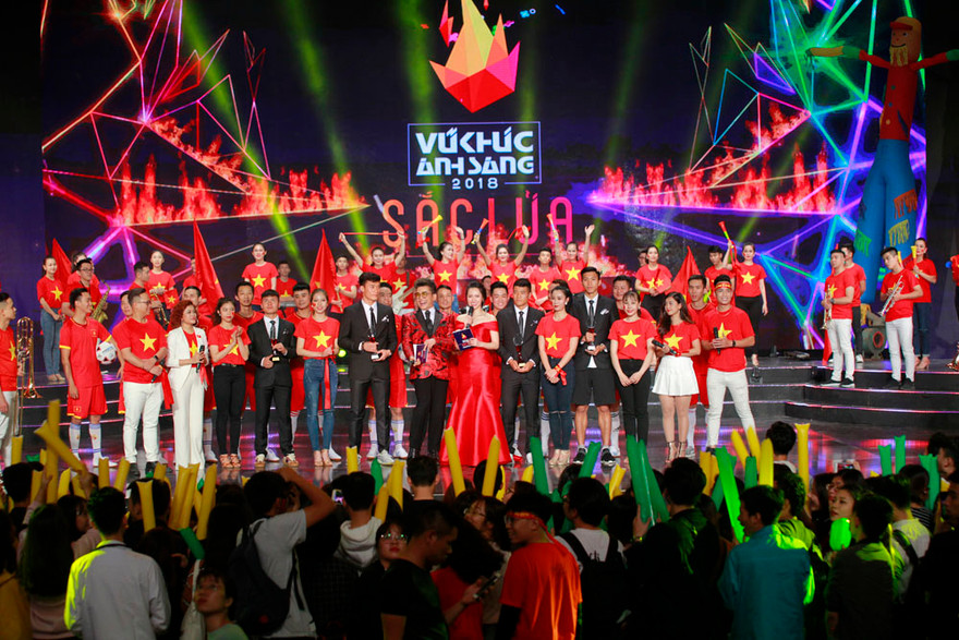 Vũ khúc ánh sáng-Sắc lửa với sự xuất hiện của các cầu thủ bóng đá truyền cảm hứng