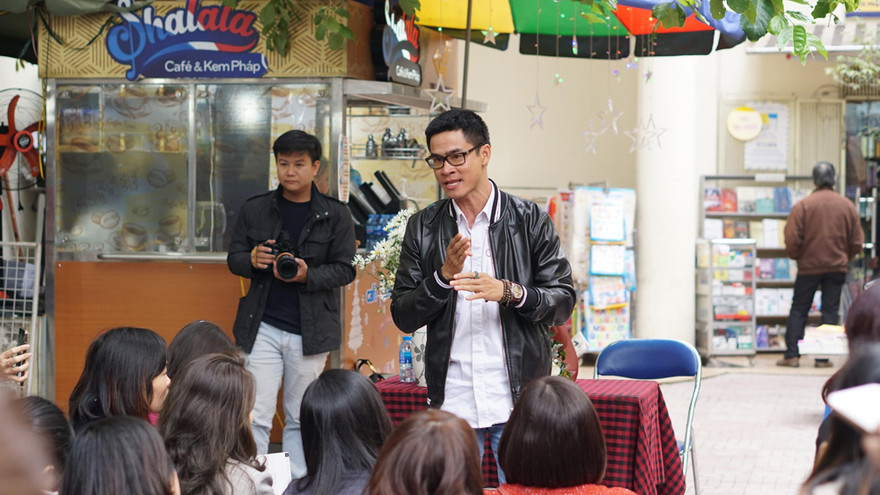 Nhà thơ Nguyễn Phong Việt giao lưu với người đọc Hà Nội về tập thơ mới "Chỉ cần tin mình là duy nhất". Ảnh: Nguyên Khánh