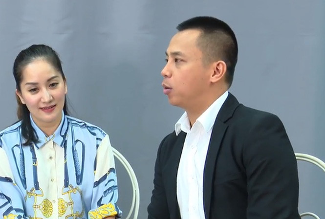 Khánh Thi- Chí Anh chấp nhận những hệ lụy để đòi lại sự công bằng cho học trò. Trước đó, họ cùng xuất hiện trong clip livestream để chia sẻ về vụ việc này.