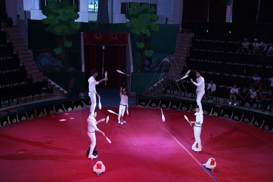 Gần trăm nghệ sĩ xiếc diễu hành tại phố đi bộ Hồ Gươm