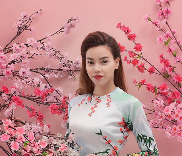 Hình ảnh Hồ Ngọc Hà khác với các chương trình giải trí khi đứng trên sân khấu "Vang mãi giai điêu Tổ quốc"