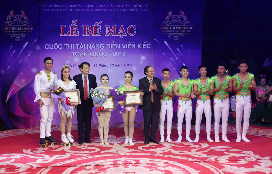 Trao giải cho các nghệ sĩ đạt giải Nhất cuộc thi Tài năng diễn viên xiếc toàn quốc 2018