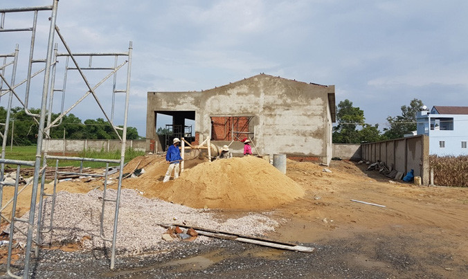 Dù chưa hoàn thành các thủ tục theo quy định nhưng nhà máy sản xuất và gia công áo mưa, bao bì, hạt nhựa, tấm màng nhựa các loại đã ngang nhiên thi công xây dựng.