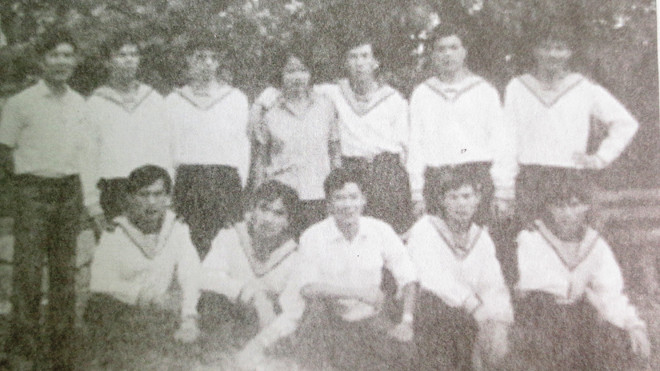 9 người lính Trường Sa (mặc áo hải quân) bị Trung Quốc bắt giữ được thả về sau 3 năm giam giữ trái phép (tác giả chụp lại từ ảnh tư liệu)