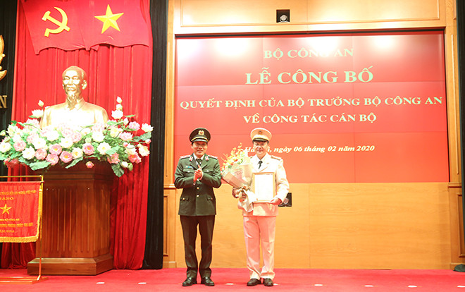 Trung tướng Lương Tam Quang trao quyết định và chúc mừng Đại tá Lê Minh Quang.