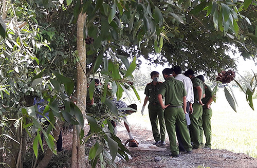 Công an khám nghiệm, điều tra nguyên nhân cái chết của bé trai. Ảnh: Cửu Long
