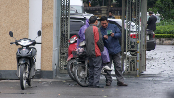 “Cò” mồi chài khách ngay trước cửa phòng bảo vệ Sở GTVT Hà Nội (số 2 Phùng Hưng, Hà Đông)