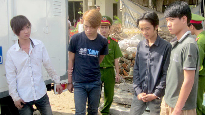 4 trong 6 thanh niên bị bắt. ẢNH: ĐỨC THỊNH