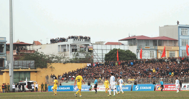 Người hâm mộ Thanh Hoá vào xem đội nhà giành chiến thắng thuyết phục trước nhà ĐKVĐ Hà Nội T&T chiều qua. Ảnh: VSI