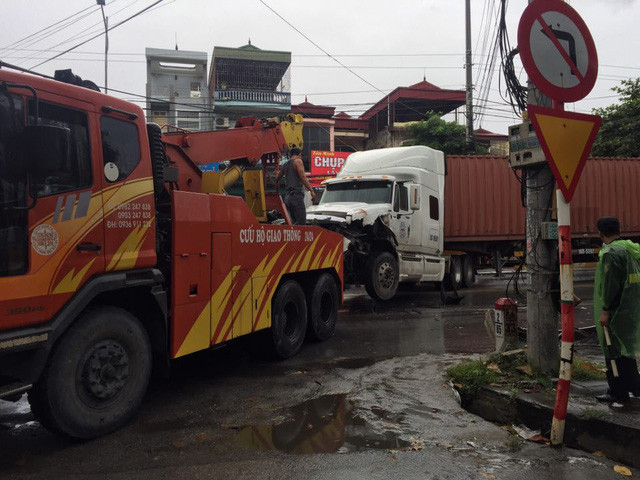 Ba xe ô tô đâm nhau liên hoàn, QL 18 ùn tắc nghiêm trọng