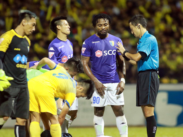 Đánh rơi chiến thắng, HLV Thanh Hóa nói kháy trọng tài