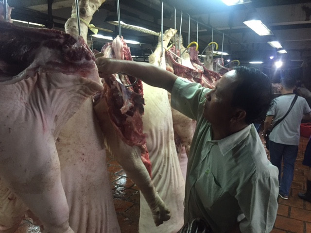 Kiểm tra nguồn gốc heo: 'Vỡ trận' ở chợ vì tiểu thương gây áp lực