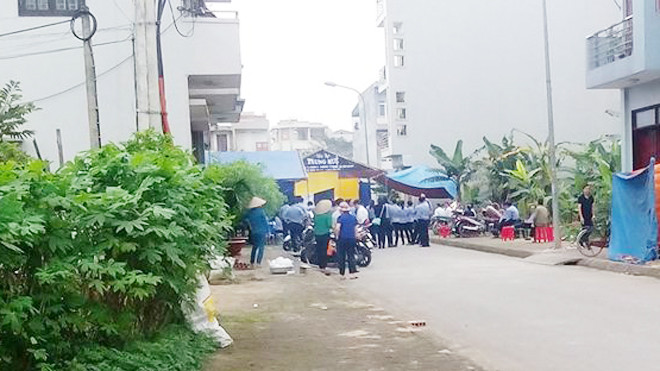 Người nhà đau khổ lo công tác hậu sự cho chị Minh