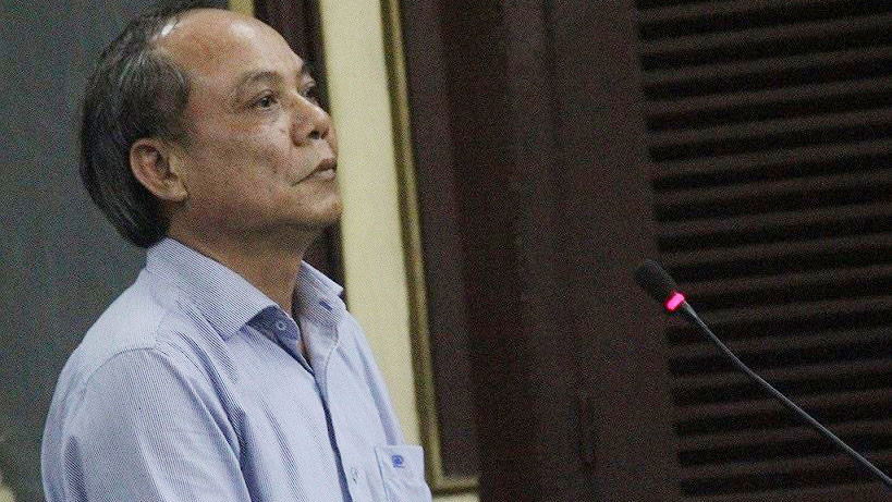 Cựu phó Chánh thanh tra NHNN Đặng Văn Thảo đang trả lời tòa chiều nay 26/6. Ảnh: Tân Châu