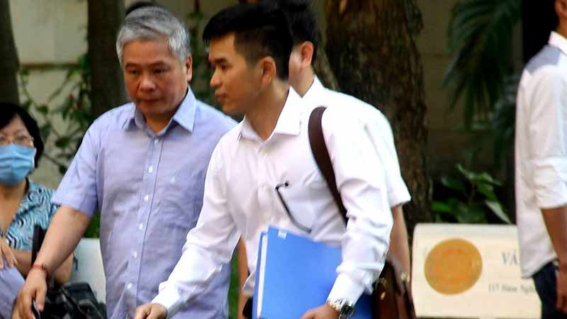 Nguyên phó Thống đốc Đặng Văn Bình (trái sang) đến tòa sáng nay. Ảnh: Tân Châu