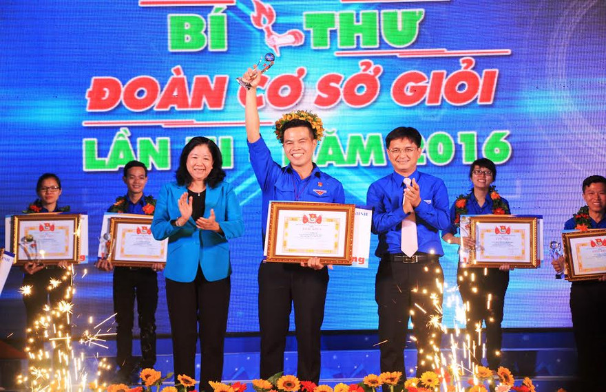 Bí thư Thành Đoàn TPHCM Nguyễn Mạnh Cường cùng Phó trưởng Ban dân vận Thành ủy Nguyễn Thị Bích Ngọc chúc mừng chiến thắng trao Bằng khen cho thí sinh Vương Vũ 