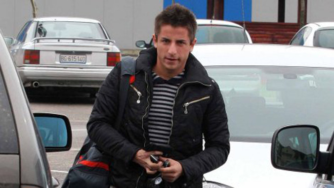 Zoran Tosic đã không thể dự trận đấu rạng sáng nay vì rắc rối hộ chiếu