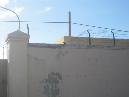 Khu vực tường rào nơi các học viên phá để trốn ra ngoài.