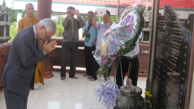 Tổng lãnh sự Nhật tưởng niệm nạn nhân vụ sập cầu Cần Thơ