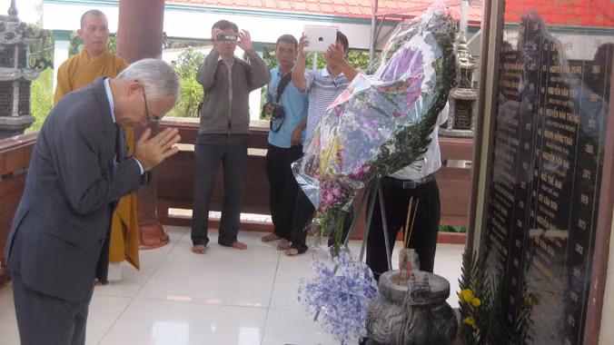 Tổng lãnh sự Nhật tưởng niệm nạn nhân vụ sập cầu Cần Thơ
