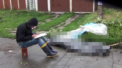 Một nhân viên cứu hộ đang ghi chép lại các dữ liệu về một nạn nhân thiệt mạng trong vụ này. 