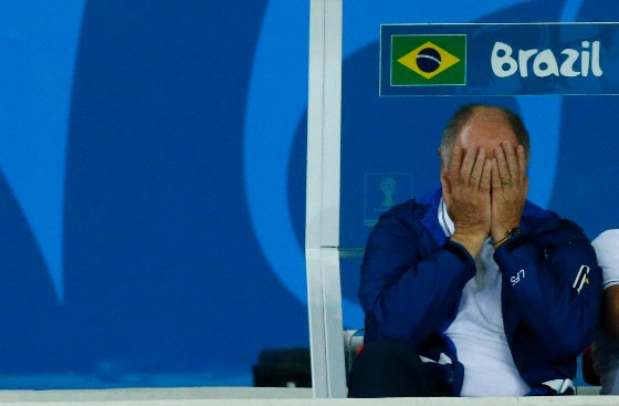  HLV Scolari không tin vào mắt mình khi đội nhà bị Đức hủy diệt - Ảnh: Reuters