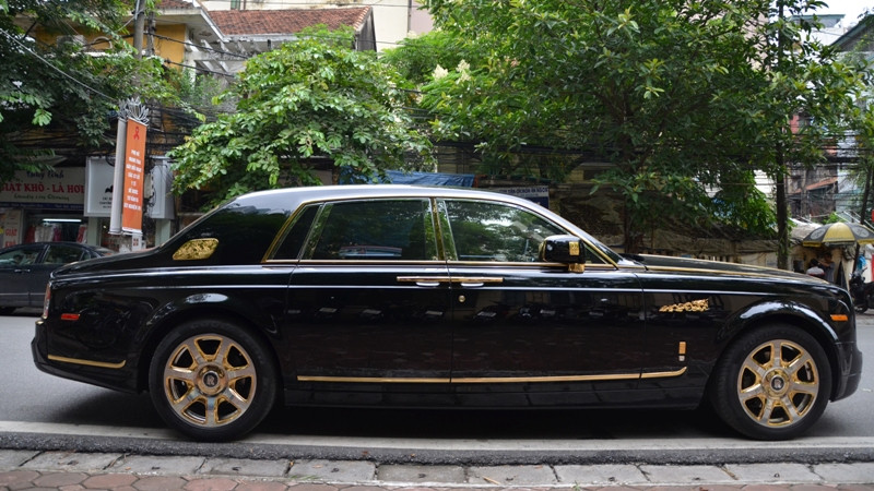 Rolls-Royce Phantom Rồng độ vàng cực độc trên phố Hà Nội