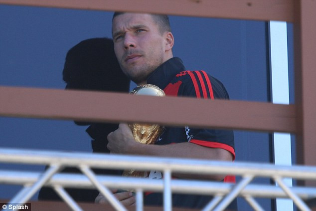 Cầu thủ Đức ôm khư khư cúp vàng, mỏi tay kí tặng CĐV