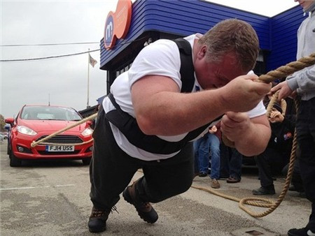 Kinh ngạc người đàn ông kéo lê 14 ô tô