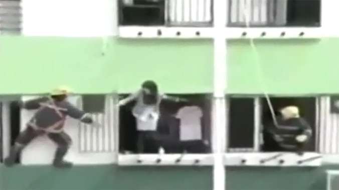 Nghẹt thở giải cứu cô gái định nhảy lầu