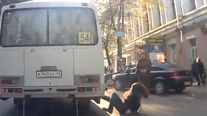 Kẹt chân ở cửa xe buýt, cô gái bị kéo lên trên đường