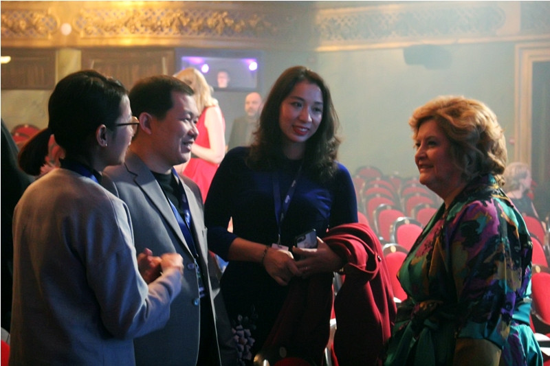 Đạo diễn Lương Đình Dũng và bà Tiina Lokk, Giám đốc LHP Tallinn Black Nights