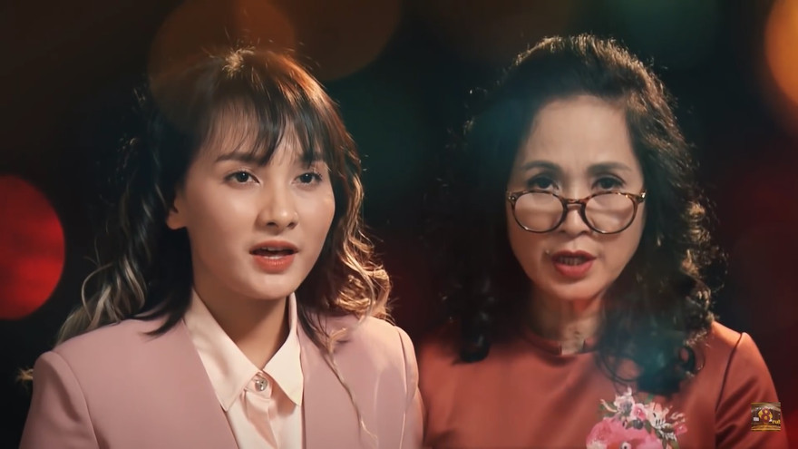 Cặp mẹ chồng-nàng dâu nhép "Happy new year".