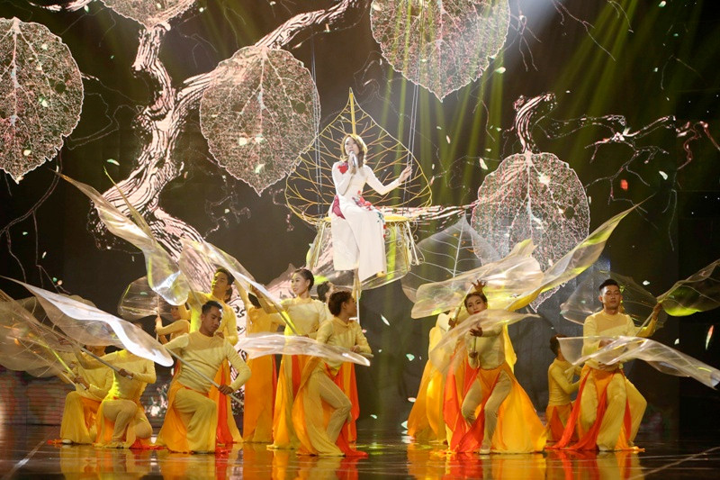 Mỹ Tâm dịu dàng trong "Chào 2018"