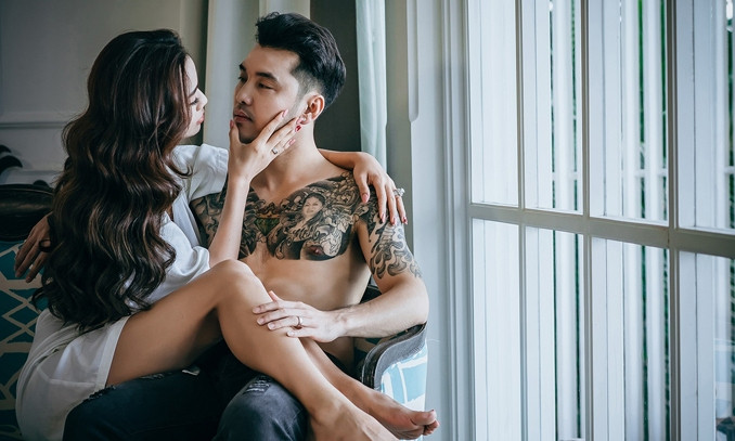 Ưng Hoàng Phúc bán nude khoe 6 múi, hình xăm ‘khủng’ trong ảnh cưới